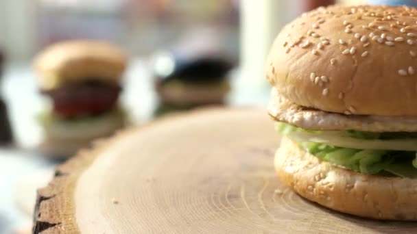 Hamburguesa sobre tabla de madera . — Vídeos de Stock