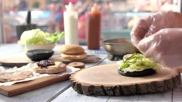 Manos preparando hamburguesa con queso . — Vídeos de Stock