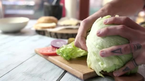 Мужские руки ломают салат . — стоковое видео