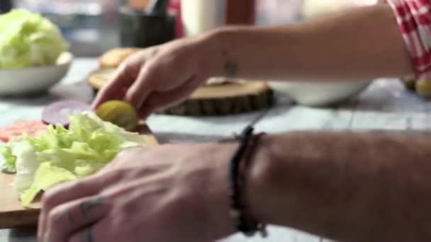 Mãos e tábua com legumes . — Vídeo de Stock