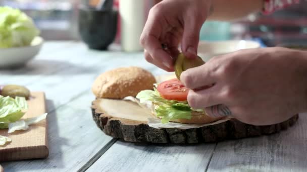 Mãos fazendo sanduíche com legumes . — Vídeo de Stock