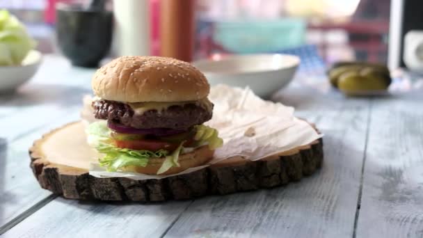 Burger auf Holzbrett. — Stockvideo