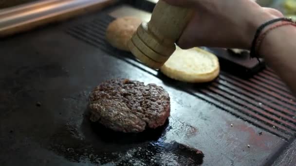 Burger Patty auf Pfanne. — Stockvideo