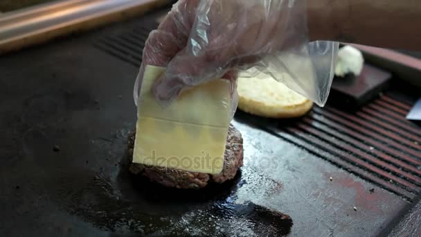 Hambúrguer com queijo . — Vídeo de Stock