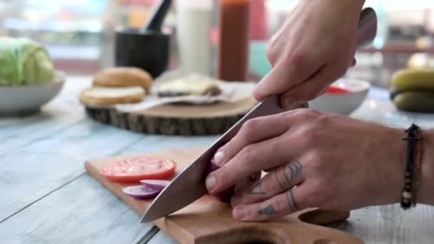 Hände schneiden lila Zwiebel. — Stockvideo