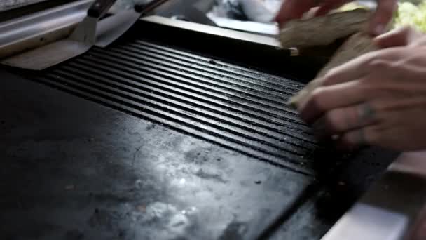 Pan rebanado en bandeja para horno . — Vídeos de Stock