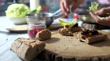 Sandviç hazırlama eller.