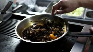 Karamelize soğan ile kızartma tavası.