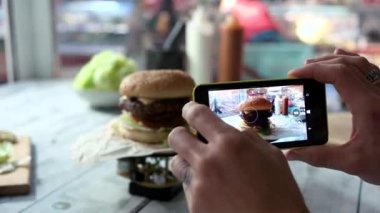 Cep telefonu burger fotoğraf çekimi.