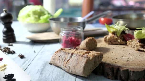 Sandwiches de cebolla y tocino . — Vídeos de Stock