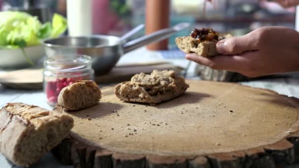 Hände von Menschen, die Sandwiches backen. — Stockvideo