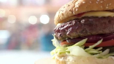 Çizburger yan görünüm.