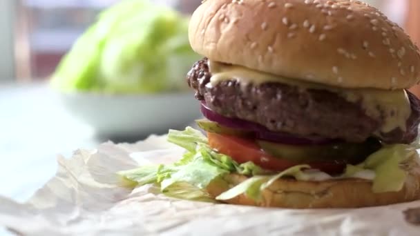 Burger na stůl. — Stock video