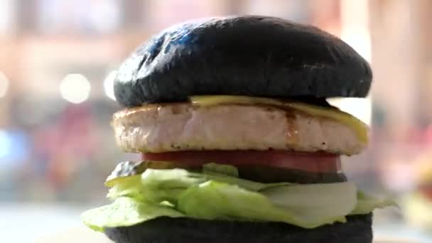 Hamburguesa de pan negro . — Vídeos de Stock