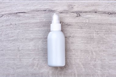 Beyaz plastik nemlendirici şişe.