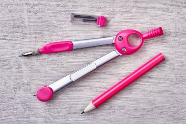 Çizim pusula ve kalem.