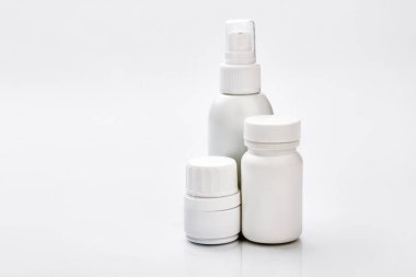 Haplar için beyaz plastik kaplar.