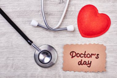 Doktorlar günü kartı ve stetoskop.