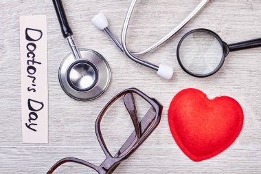 Stetoskop, gözlük ve Büyüteç camı.