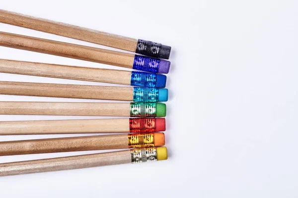 Bleistifte mit bunten Radiergummis. — Stockfoto
