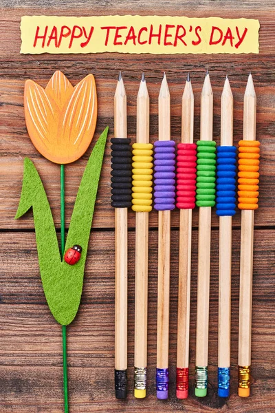 Lápices de colores y tarjeta de felicitación . — Foto de Stock