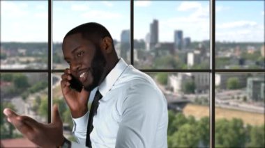 Telefon ile işadamı yumruk yükseltir.