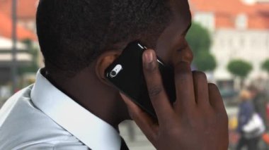 Sokak arka plan üzerinde konuşurken telefon.