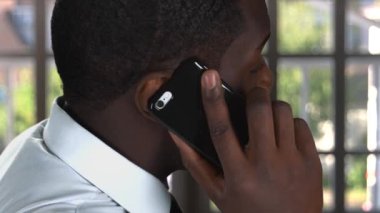 Siyah adamın telefon konuşma.
