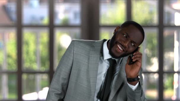 Svart affärsman pratar i telefon. — Stockvideo