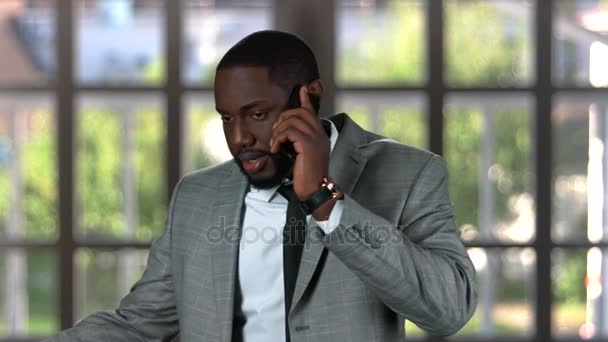 Zwarte zakenman telefoon praten. — Stockvideo