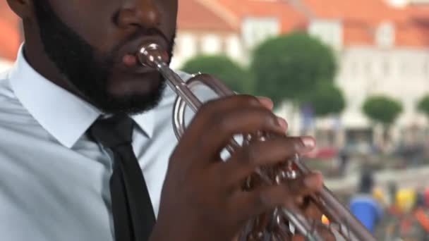 Svart man spelar trumpet. — Stockvideo