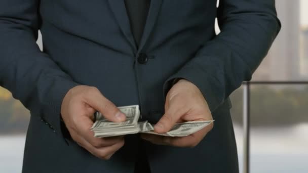 Мужские руки, считая доллары . — стоковое видео