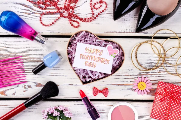 Zapatos, caja de regalo y cosméticos . — Foto de Stock