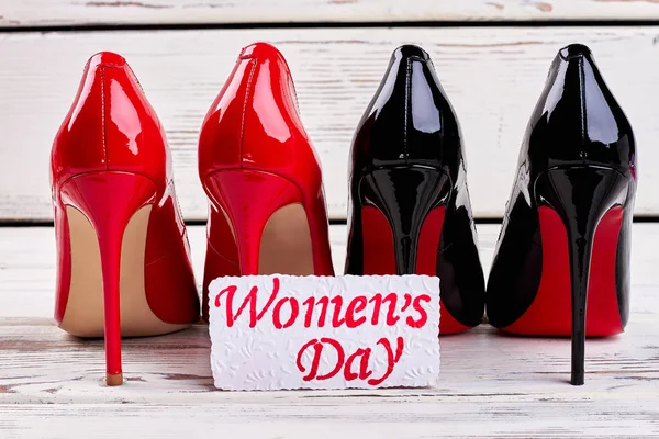 Fekete és piros női cipő. — Stock Fotó