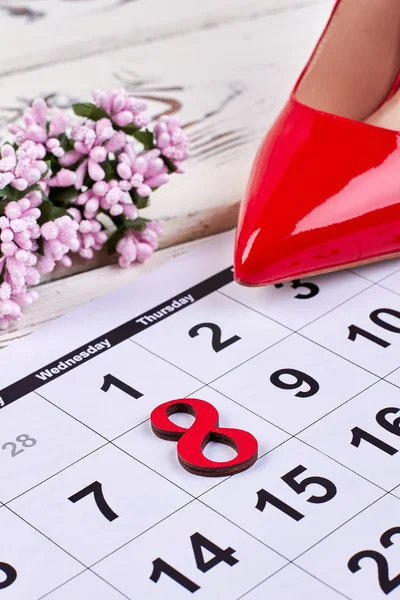 Zapato, flores y calendario . —  Fotos de Stock