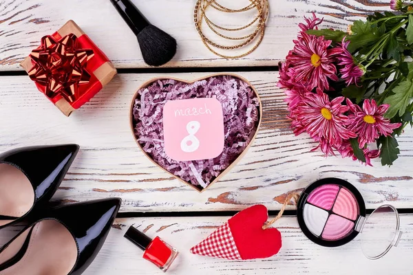 Caja, pincel, flores y corazón . — Foto de Stock