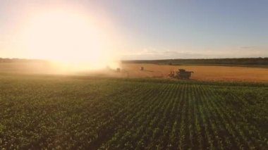 Alan, makineleri ve gökyüzü.
