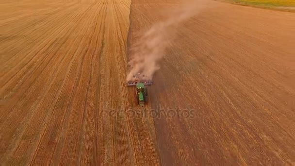Вид с воздуха на движущийся трактор . — стоковое видео