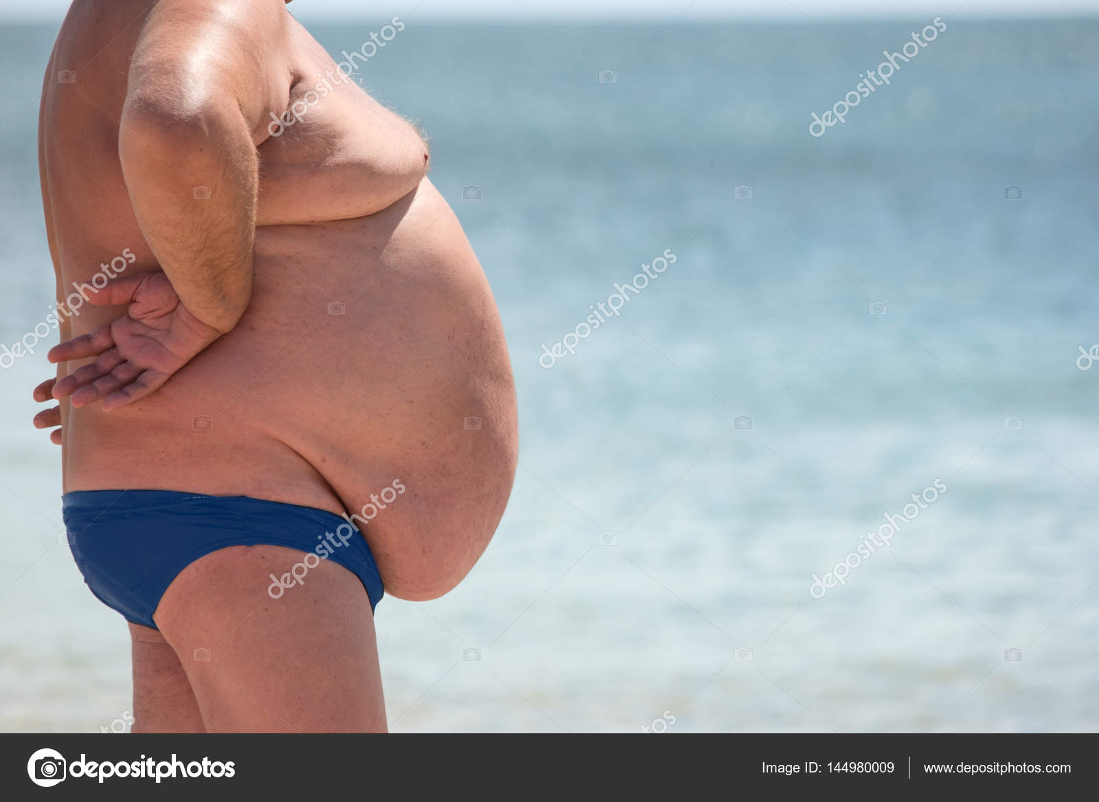 gordo playa fotos de stock, imágenes de Hombre gordo playa sin royalties | Depositphotos