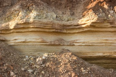 Sarı renkli toprak.