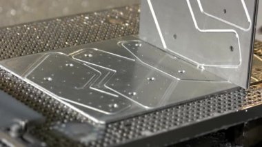 Metal ve eller işçisi.