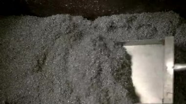 El tutma kepçe ve maden talaşı.