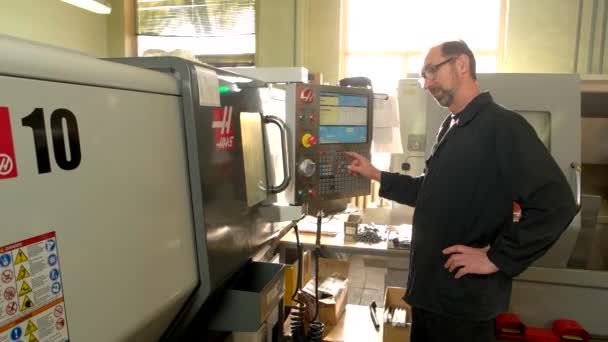 Arbeiter und CNC-Drehmaschine. — Stockvideo