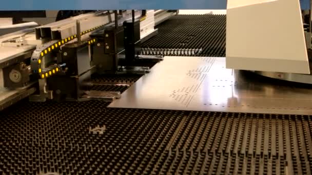 CNC lyukasztó gép akcióban. — Stock videók
