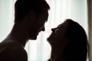 Çiftin bulanık yüzler.