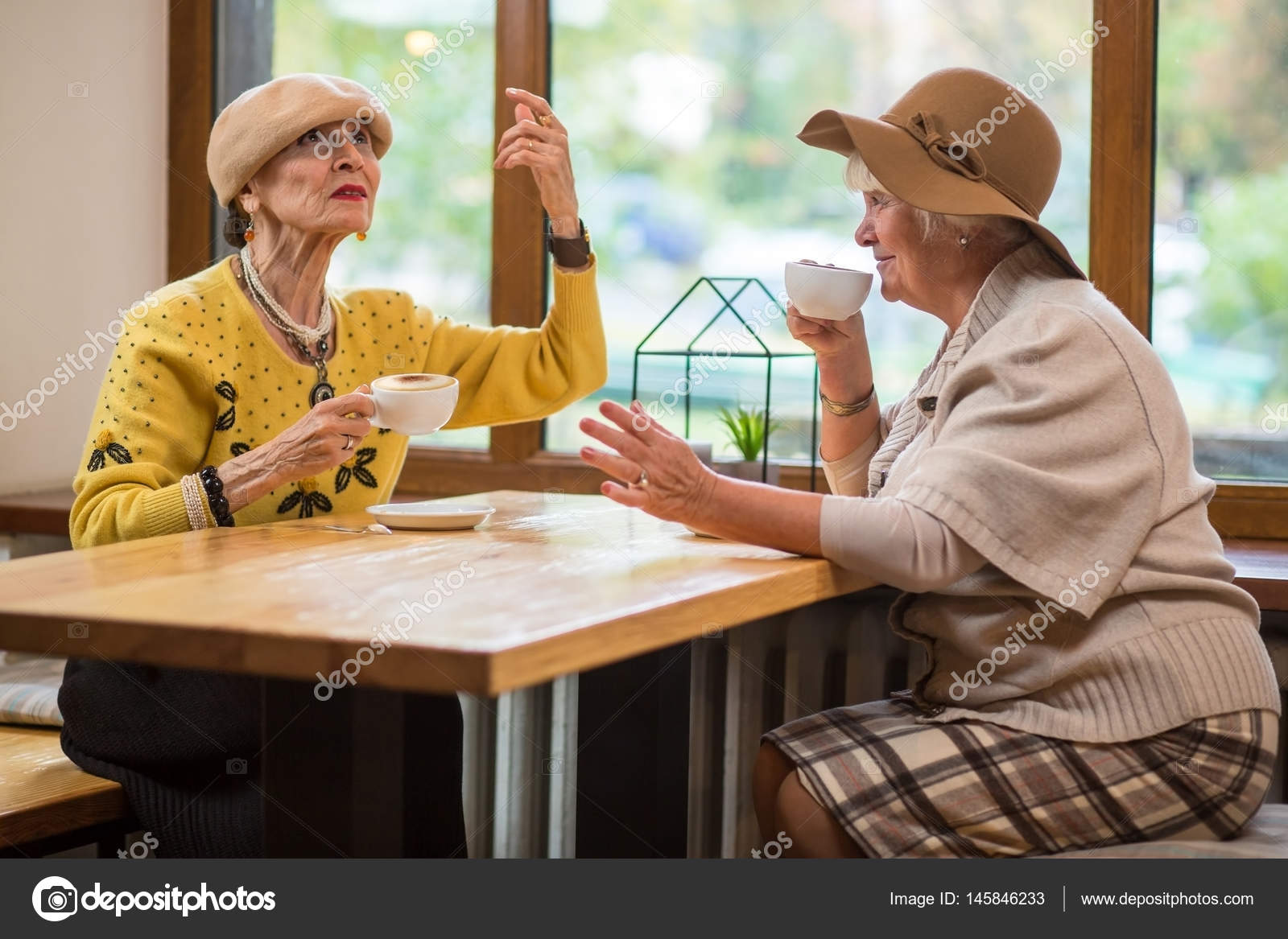 Resultado de imagem para DUAS SENHORAS A MESA DO CAFE