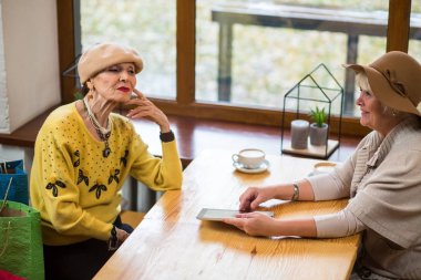 Yaşlı kadın ve bir tablet.