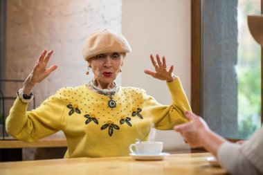 Sürpriz yaşlı kadın kapalı.