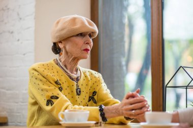 Kadınlar Elele masada.