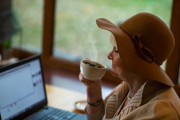 Mujer mayor con taza de café . — Foto de Stock